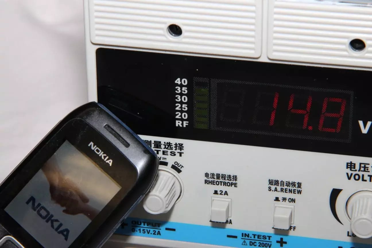 Alimentation de laboratoire RF-1502T 0-15V/2A – 2